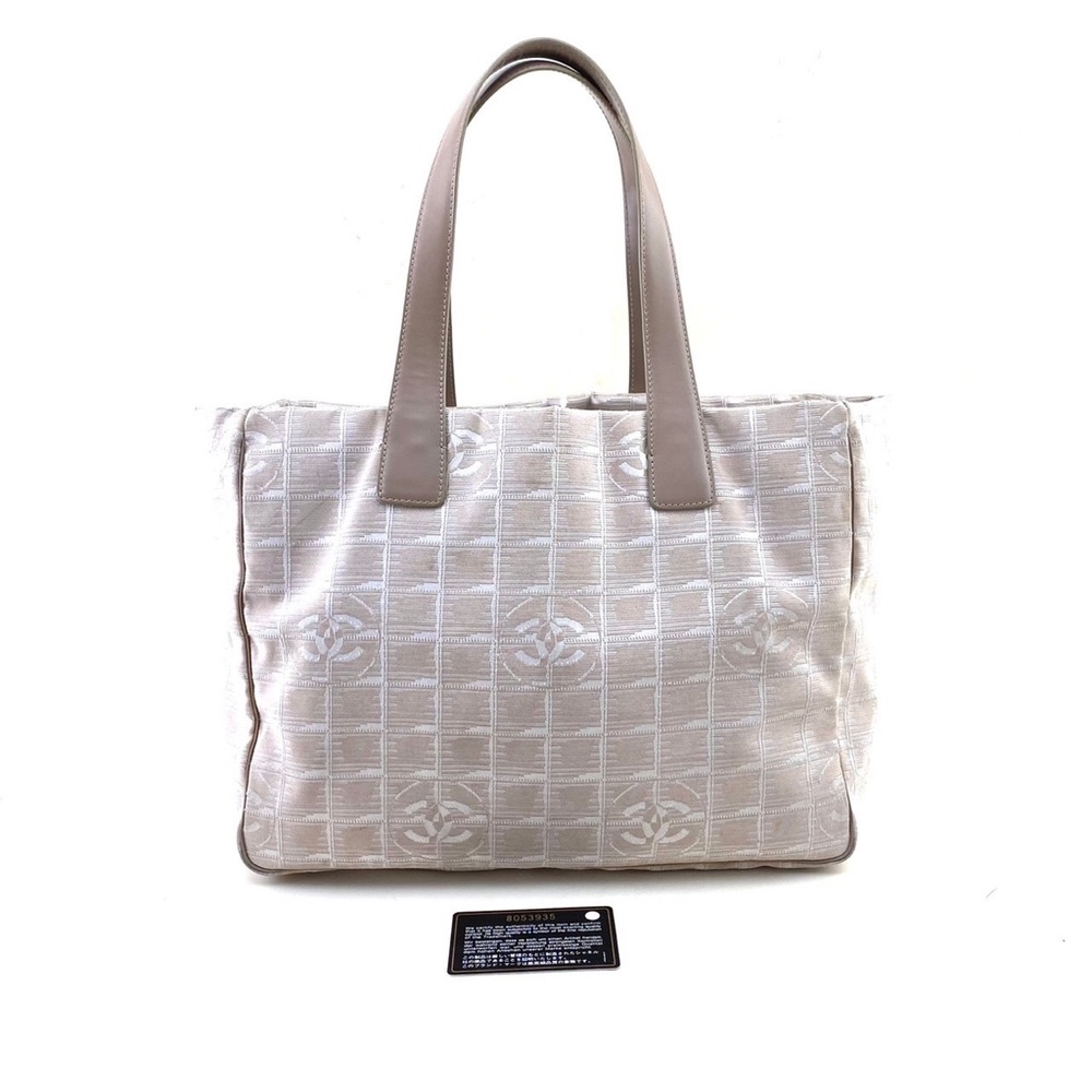 🌚CHANEL 🌚
Nylon Medium Travel Tote Beige